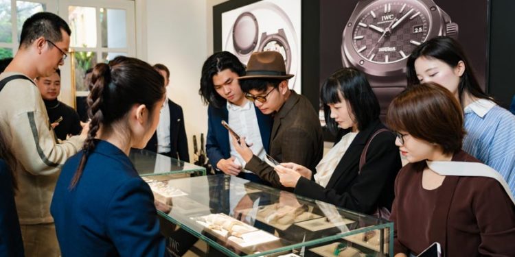 Không gian boutique IWC Schaffhausen tại Sofitel Metropole Hà Nội với thiết kế đen trắng sang trọng và trưng bày đồng hồ cao cấp - 2