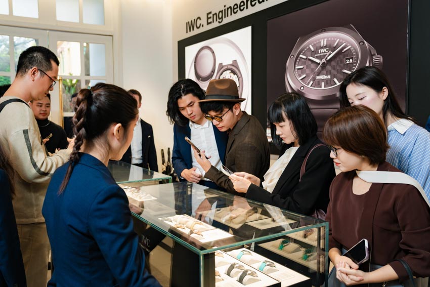 Không gian boutique IWC Schaffhausen tại Sofitel Metropole Hà Nội với thiết kế đen trắng sang trọng và trưng bày đồng hồ cao cấp - 2
