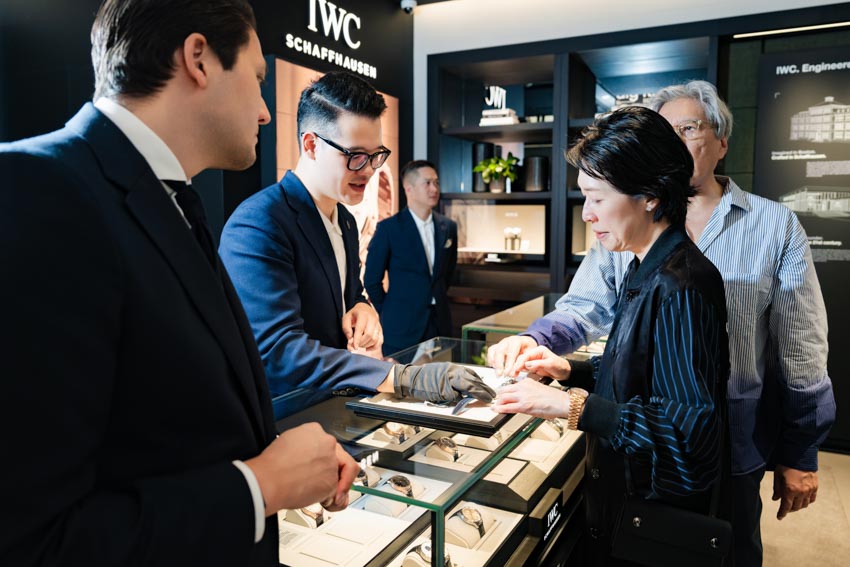 Không gian boutique IWC Schaffhausen tại Sofitel Metropole Hà Nội với thiết kế đen trắng sang trọng và trưng bày đồng hồ cao cấp - 3