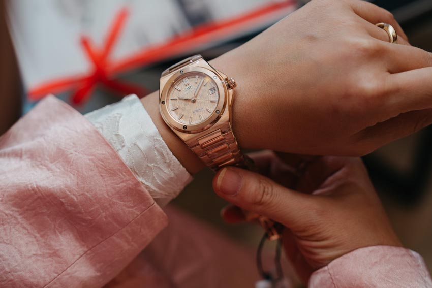 Không gian boutique IWC Schaffhausen tại Sofitel Metropole Hà Nội với thiết kế đen trắng sang trọng và trưng bày đồng hồ cao cấp - 3