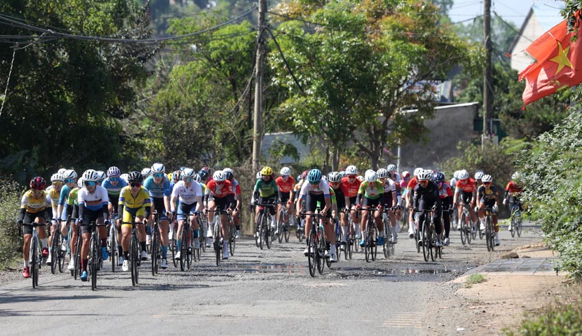 Komina Marina đoạt cú đúp Áo vàng, Áo chấm đỏ, Nguyễn Thị Thật áo xanh, Gissinger Oda áo trắng và Bùi Thị Huệ MISS Biwase TOV - 3