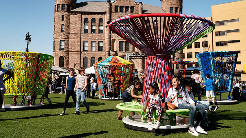 Tác phẩm nghệ thuật công cộng tương tác trong không gian đô thị với người dân tham gia trải nghiệm - 1