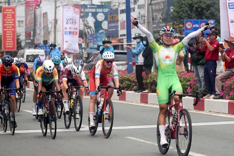 Nguyễn Thị Thật "Xé" áo xanh sau màn nước rút nghẹt thở - 4