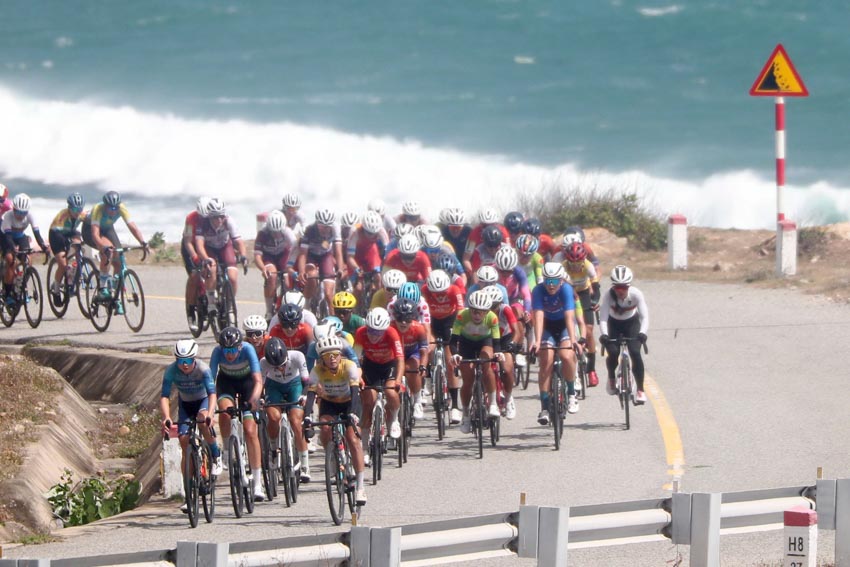 Rasmussen Walther “Xé” 3 sắc áo, Komina Marina khẳng định vị thế “Nữ hoàng leo núi” - 2