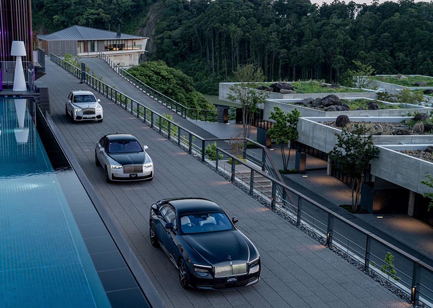 Rolls-Royce Black Badge Ghost với Spirit of Ecstasy màu đen và thiết kế ngoại thất tối huyền - 1