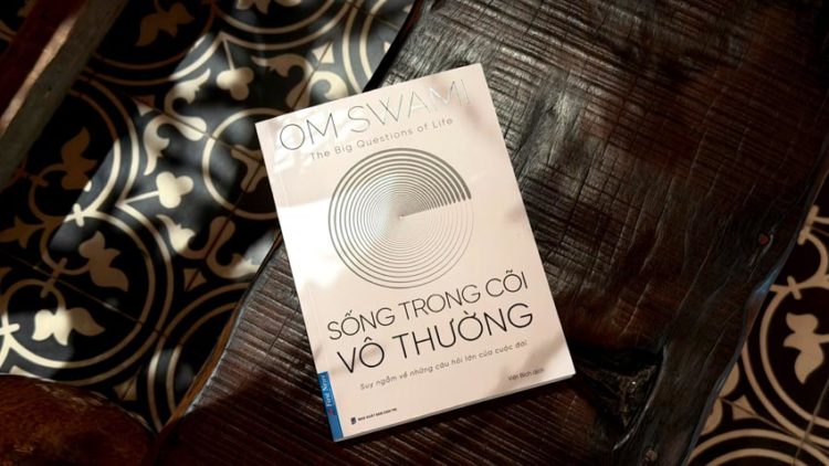Bìa sách “Sống trong cõi vô thường” của Om Swami với tông màu trầm, gợi cảm giác chiêm nghiệm và tĩnh tại - 2