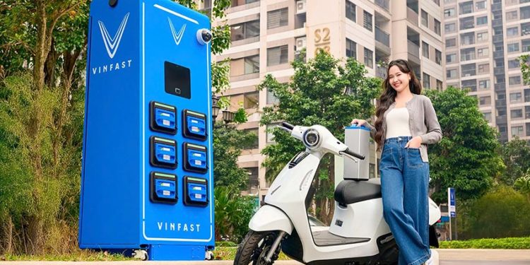 Khách hàng trải nghiệm xe điện VinFast trong chương trình Thu xăng – Đổi điện