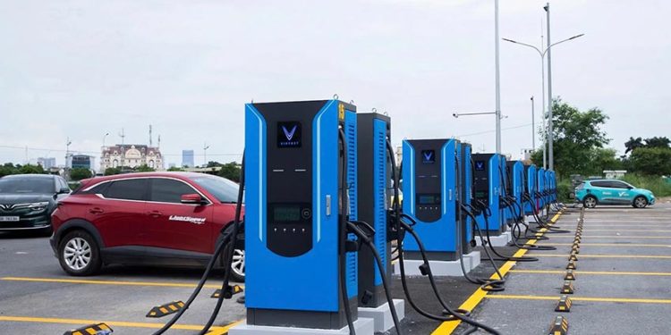 Hệ thống siêu trạm sạc xe điện V-Green trên quốc lộ Việt Nam