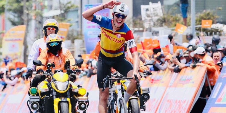 Christoph Janssen độc diễn tại Gia Lai, TP.HCM xây chắc ngôi đầu Cúp HTV – Tôn Đông Á - 4