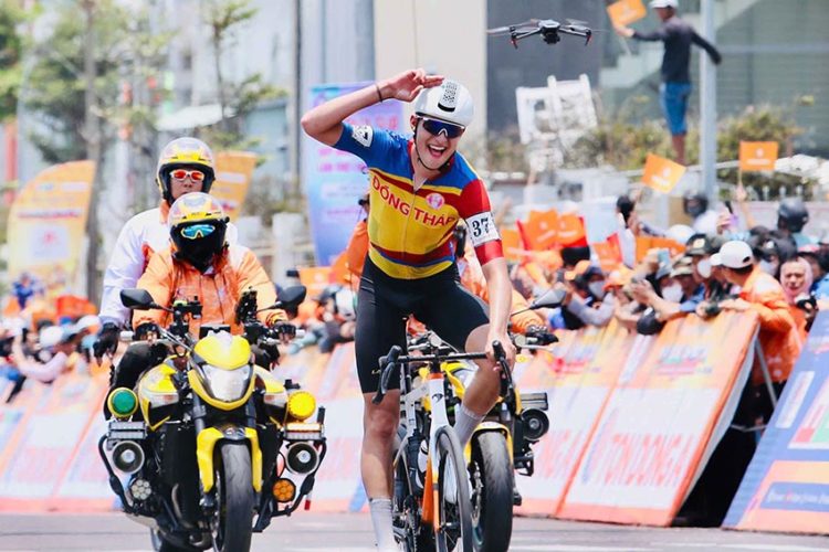 Christoph Janssen độc diễn tại Gia Lai, TP.HCM xây chắc ngôi đầu Cúp HTV – Tôn Đông Á - 4