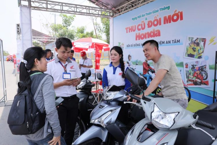 Sự kiện thu cũ đổi mới của Honda Việt Nam tại khu công nghiệp với hoạt động kiểm tra và lái thử xe
