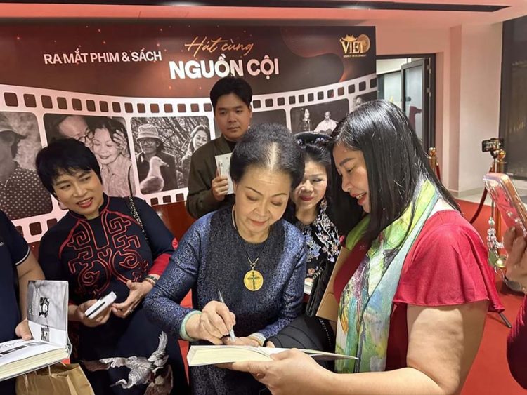 Khánh Ly - 80 mùa xuân và hát cùng nguồn cội - 2