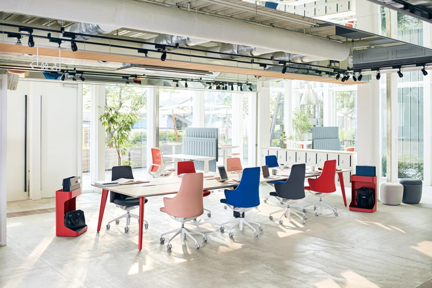 Không gian văn phòng hiện đại với ghế công thái học cao cấp và ánh sáng tự nhiên tạo trải nghiệm làm việc thoải mái - 1