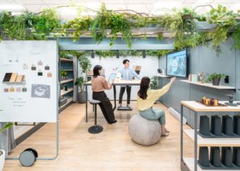 Không gian văn phòng hiện đại với ghế công thái học cao cấp và ánh sáng tự nhiên tạo trải nghiệm làm việc thoải mái - 2