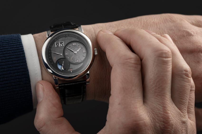 Đồng hồ Lange 1 Tourbillon Perpetual Calendar Lumen phát sáng trong bóng tối - 7