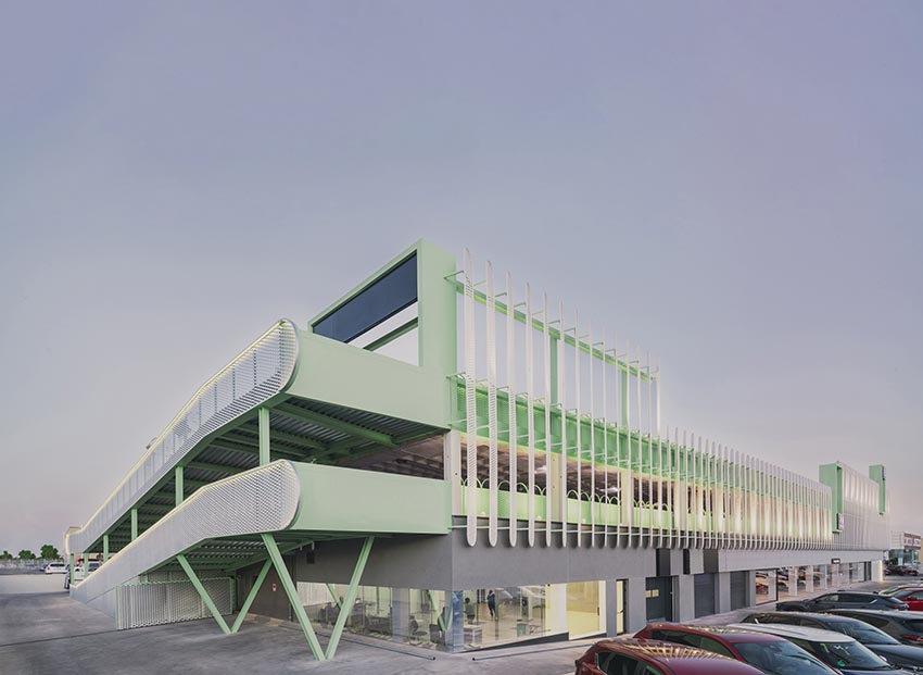 Mặt đứng Leganés Auto Center với lam kim loại trắng và kết cấu xanh mint tại Madrid - 1