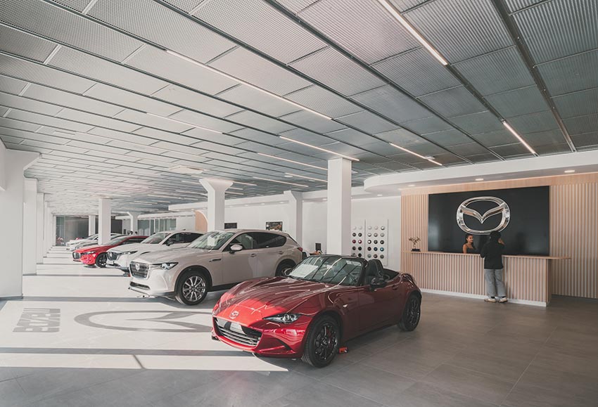 Mặt đứng Leganés Auto Center với lam kim loại trắng và kết cấu xanh mint tại Madrid - 10