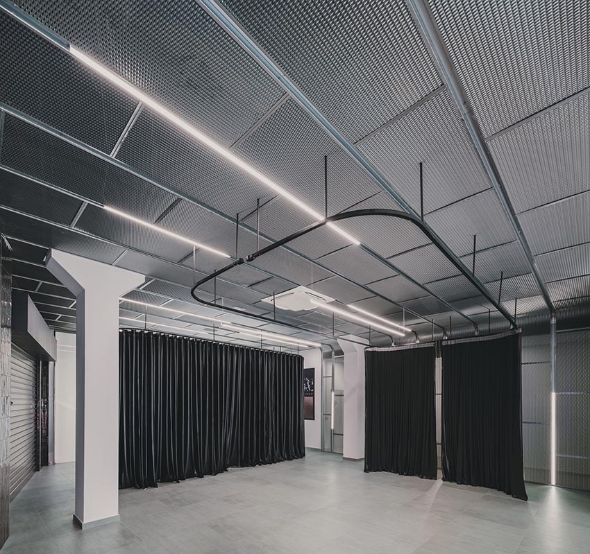 Mặt đứng Leganés Auto Center với lam kim loại trắng và kết cấu xanh mint tại Madrid - 11