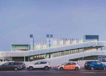 Mặt đứng Leganés Auto Center với lam kim loại trắng và kết cấu xanh mint tại Madrid - 4