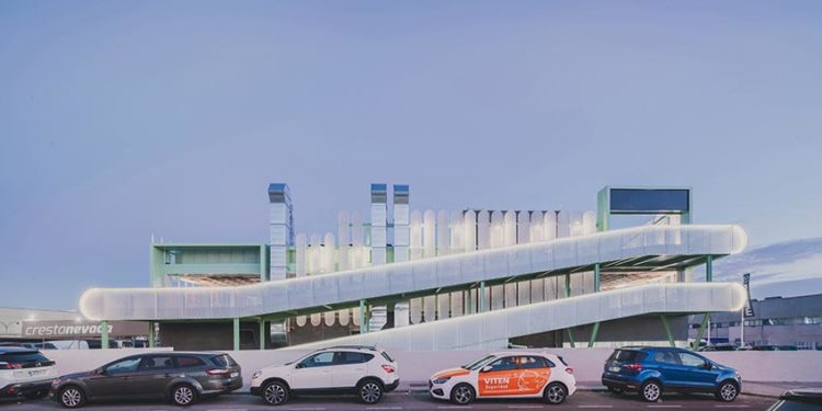 Mặt đứng Leganés Auto Center với lam kim loại trắng và kết cấu xanh mint tại Madrid - 4