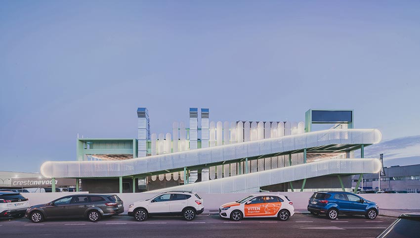 Mặt đứng Leganés Auto Center với lam kim loại trắng và kết cấu xanh mint tại Madrid - 4