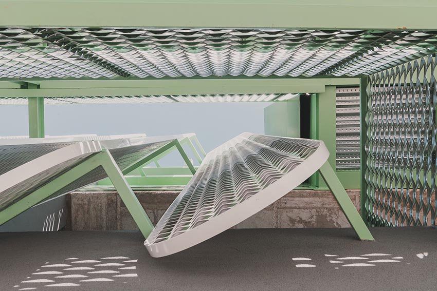 Mặt đứng Leganés Auto Center với lam kim loại trắng và kết cấu xanh mint tại Madrid - 5