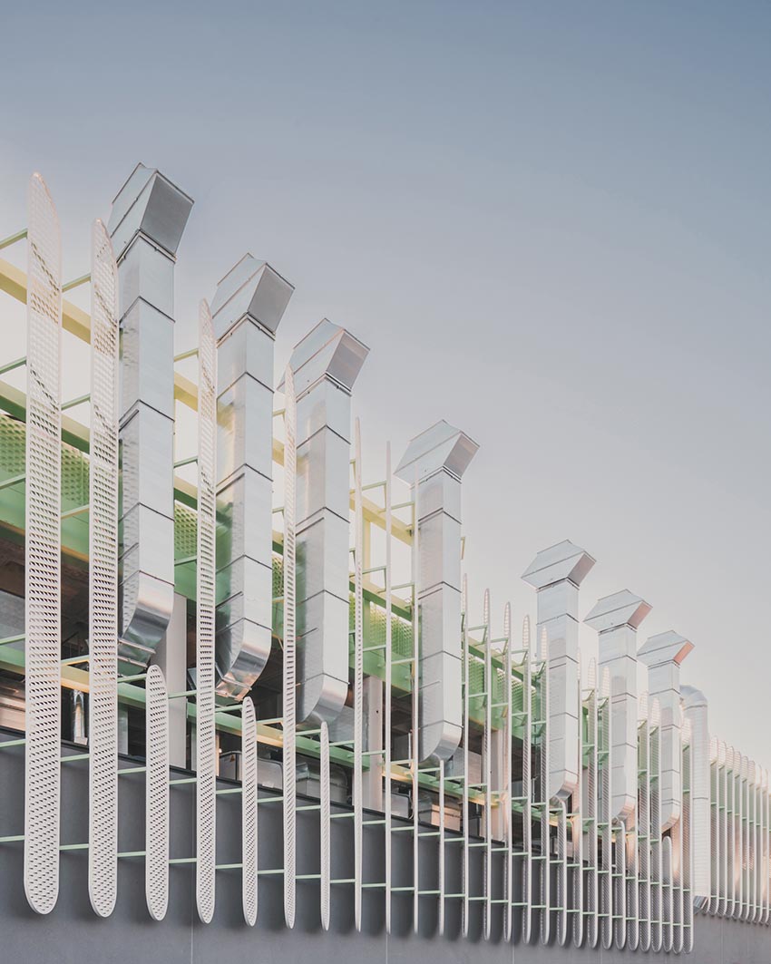 Mặt đứng Leganés Auto Center với lam kim loại trắng và kết cấu xanh mint tại Madrid - 6