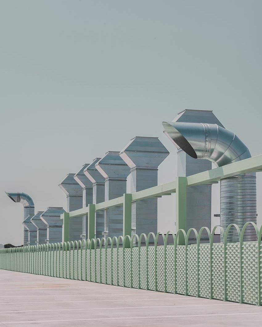 Mặt đứng Leganés Auto Center với lam kim loại trắng và kết cấu xanh mint tại Madrid - 7