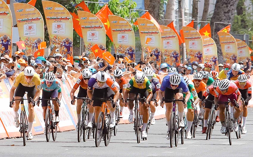 Nỗ lực đơn độc của Nguyễn Tấn Hoài bất thành, Patrick Patterson thắng nghẹt thở tại Mỹ Tho - 4