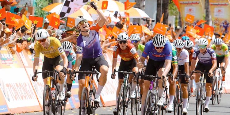 Nỗ lực đơn độc của Nguyễn Tấn Hoài bất thành, Patrick Patterson thắng nghẹt thở tại Mỹ Tho - 5