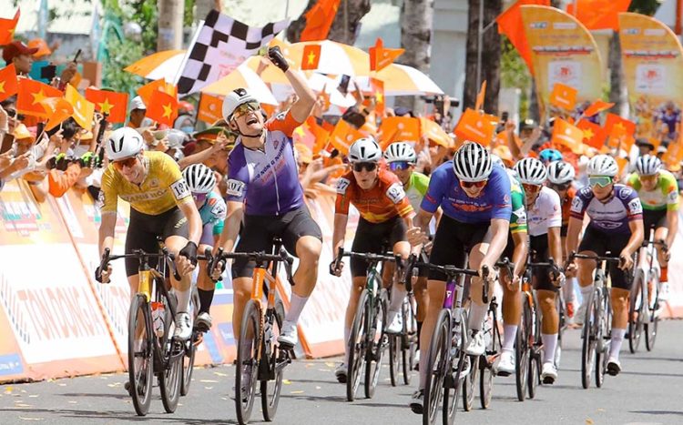 Nỗ lực đơn độc của Nguyễn Tấn Hoài bất thành, Patrick Patterson thắng nghẹt thở tại Mỹ Tho - 5