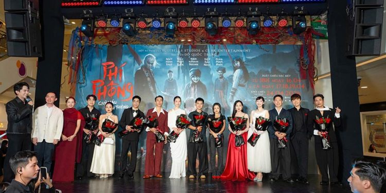 Dàn diễn viên phim Phí Phông Quỷ Máu Rừng Thiêng tại sự kiện ra mắt ở TP.HCM