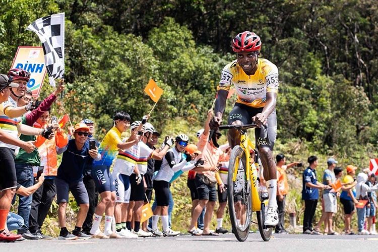 TPHCM khẳng định thế độc tôn, chiếm giữ áo vàng, áo chấm đỏ và đồng đội sau cuộc chiến Khánh Lê - 1