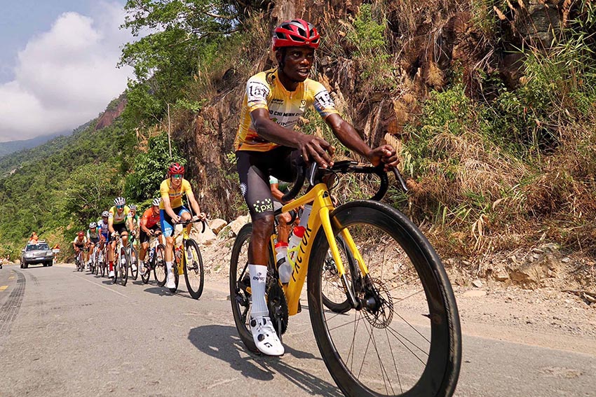 TPHCM khẳng định thế độc tôn, chiếm giữ áo vàng, áo chấm đỏ và đồng đội sau cuộc chiến Khánh Lê - 5