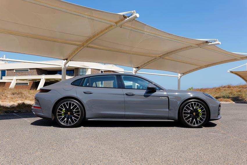 Porsche Panamera 4 E-Hybrid màu đen đang di chuyển trên đường phố đô thị hiện đại - 1