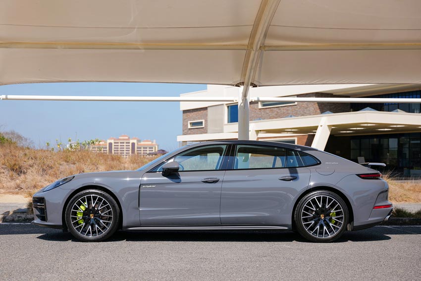 Porsche Panamera 4 E-Hybrid màu đen đang di chuyển trên đường phố đô thị hiện đại - 2