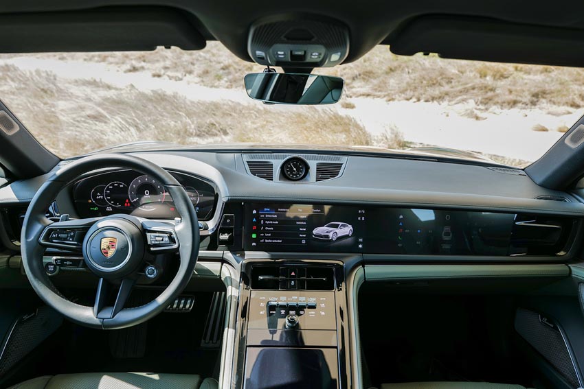 Porsche Panamera 4 E-Hybrid màu đen đang di chuyển trên đường phố đô thị hiện đại - 3