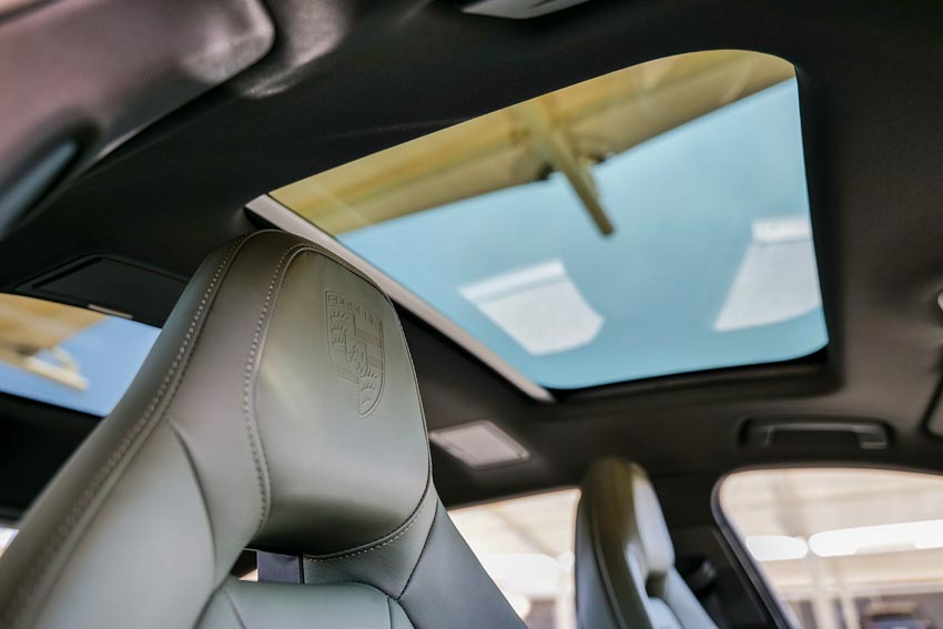 Porsche Panamera 4 E-Hybrid màu đen đang di chuyển trên đường phố đô thị hiện đại - 4