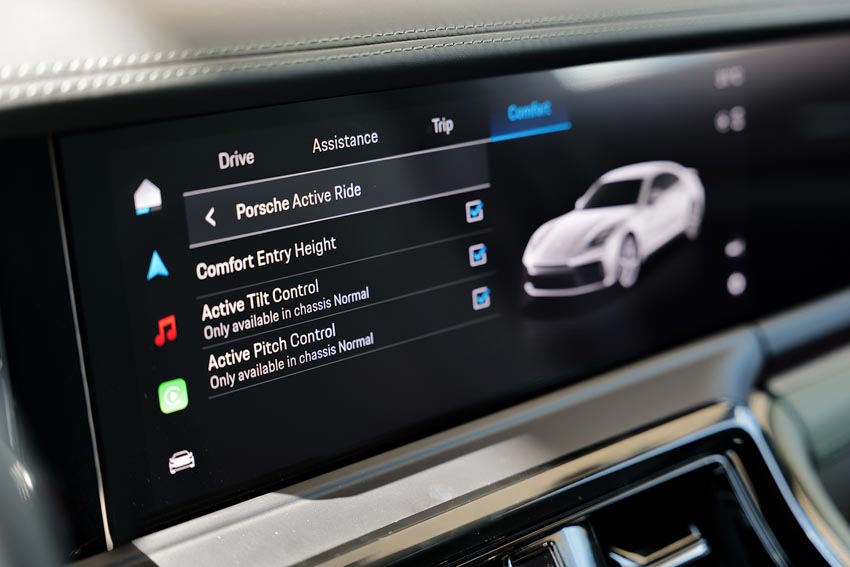 Porsche Panamera 4 E-Hybrid màu đen đang di chuyển trên đường phố đô thị hiện đại - 5