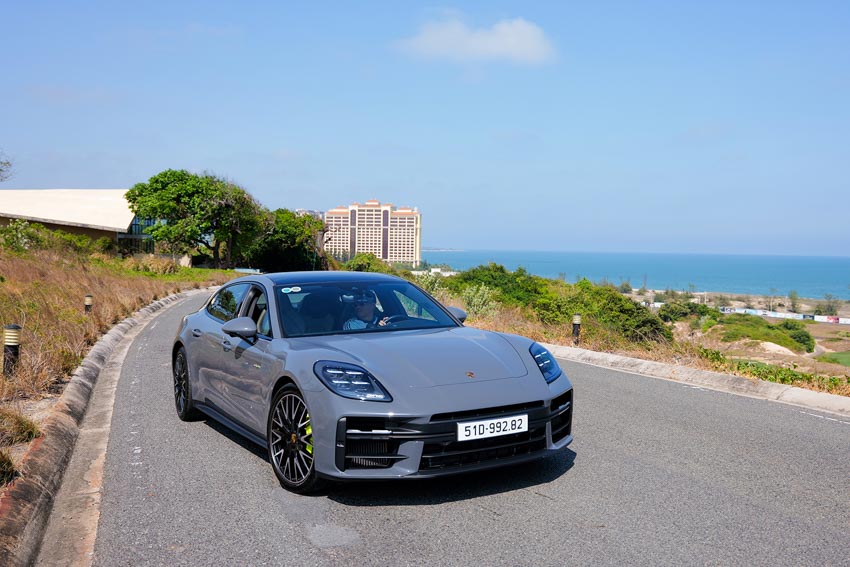 Porsche Panamera 4 E-Hybrid màu đen đang di chuyển trên đường phố đô thị hiện đại - 6