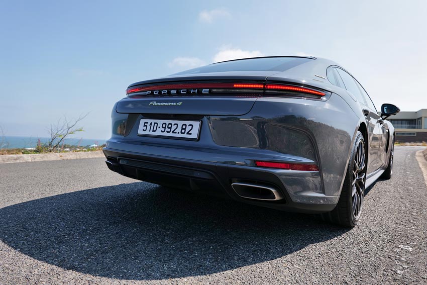 Porsche Panamera 4 E-Hybrid màu đen đang di chuyển trên đường phố đô thị hiện đại - 7