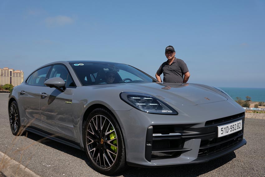 Porsche Panamera 4 E-Hybrid màu đen đang di chuyển trên đường phố đô thị hiện đại - 8