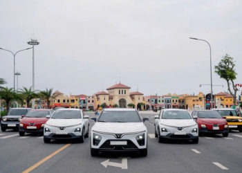 Xe điện VinFast bàn giao số lượng lớn tại showroom Việt Nam tháng 3/2026