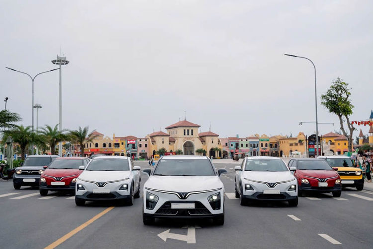 Xe điện VinFast bàn giao số lượng lớn tại showroom Việt Nam tháng 3/2026