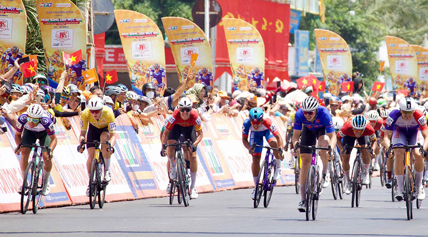 Xuân Lộc "xé" áo chấm đỏ và cuộc chiến "sống còn" tại đèo Khánh Lê Cúp HTV – T3ôn Đông Á - 