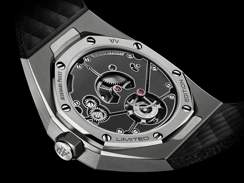 Mẫu Royal Oak Concept Flying Tourbillon phiên bản giới hạn của Audemars Piguet hợp tác cùng Yoon và Verbal từ AMBUSH với mặt số aventurine đen và flying tourbillon đỏ nổi bật - 2