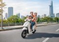 Mẫu xe điện Dat Bike ERA màu đen với thiết kế đô thị hiện đại và cốp dung tích lớn 50L - 2