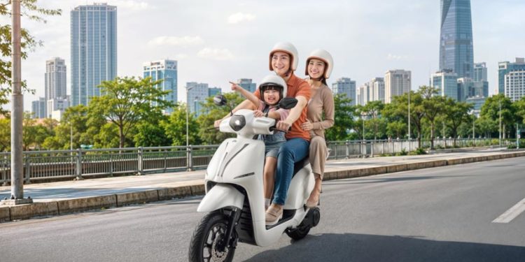 Mẫu xe điện Dat Bike ERA màu đen với thiết kế đô thị hiện đại và cốp dung tích lớn 50L - 2