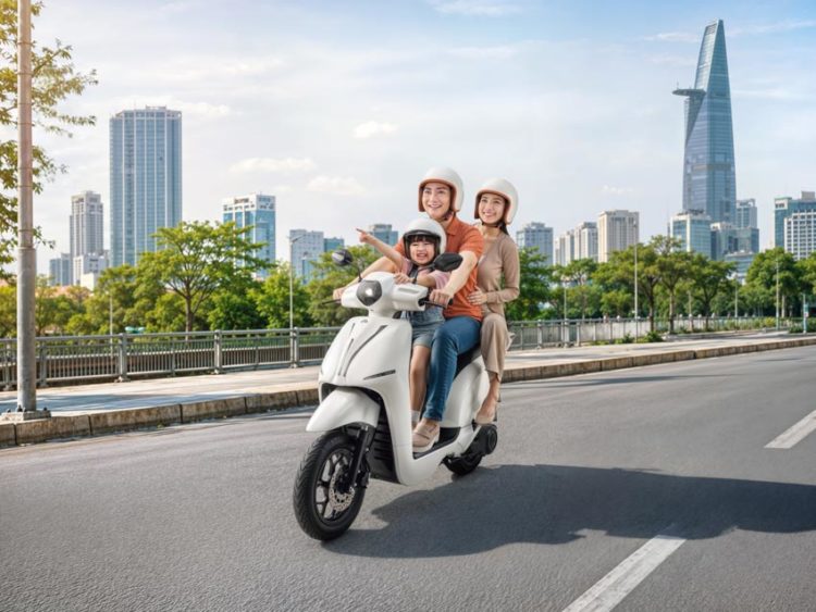 Mẫu xe điện Dat Bike ERA màu đen với thiết kế đô thị hiện đại và cốp dung tích lớn 50L - 2