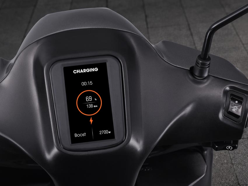 Mẫu xe điện Dat Bike ERA màu đen với thiết kế đô thị hiện đại và cốp dung tích lớn 50L - 3